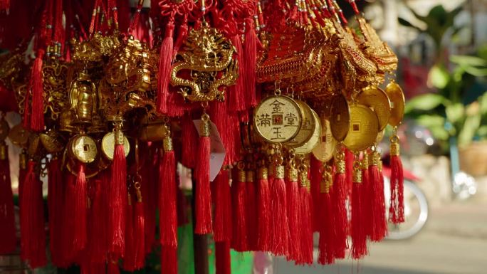 在曼谷的唐人街，街道上挂满了春节的装饰品
