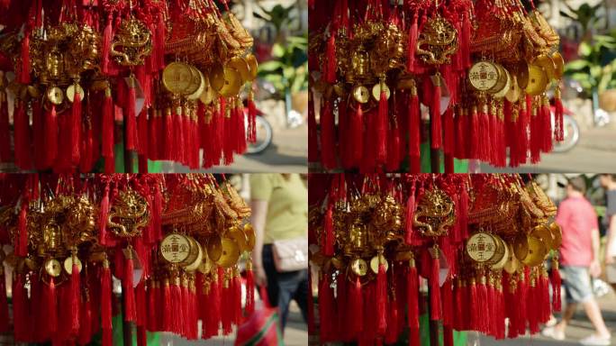 在曼谷的唐人街，街道上挂满了春节的装饰品