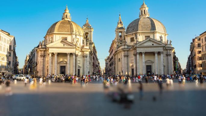 人群旅游步行和观光景点的时间流逝，意大利罗马夏季的大型城市广场地标和大理石圆柱门户——人民广场的双教