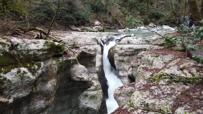 峡谷白石瀑布