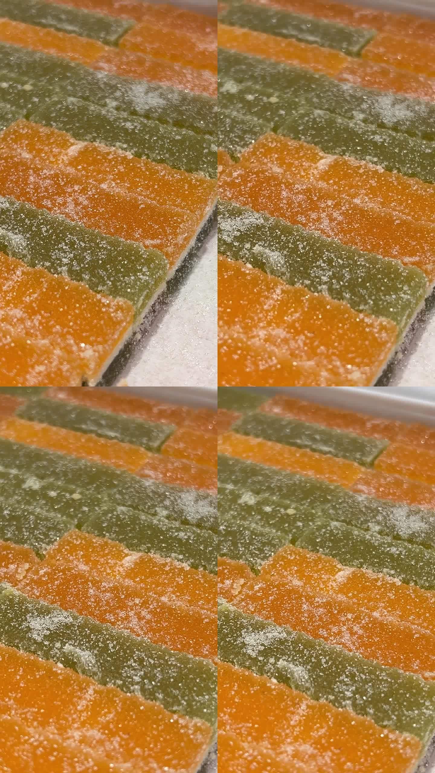 一堆糖果，以一块块五颜六色的分层软糖果的形式，所谓的果冻果酱洒上椰子片，特写选择性聚焦