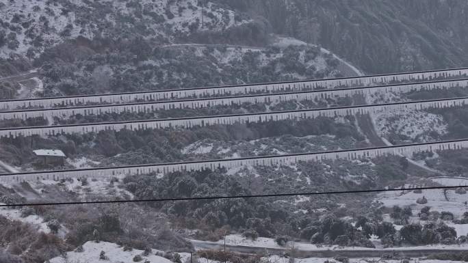 山区农村电力电线输电网冬天积雪结冰冻雨