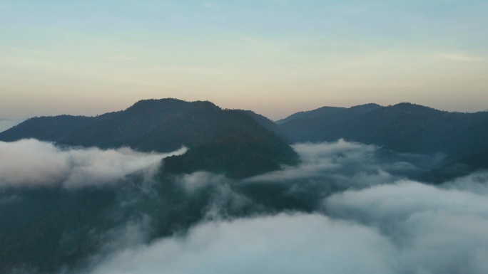 从雾中浮现的山峰，环境宁静和ESG原则的象征。