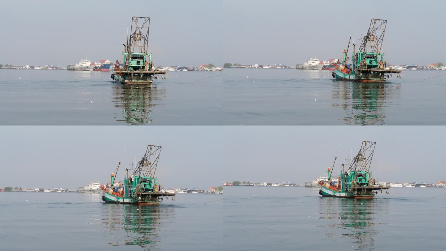 饱经风霜的木制捕蟹船驶离渔港