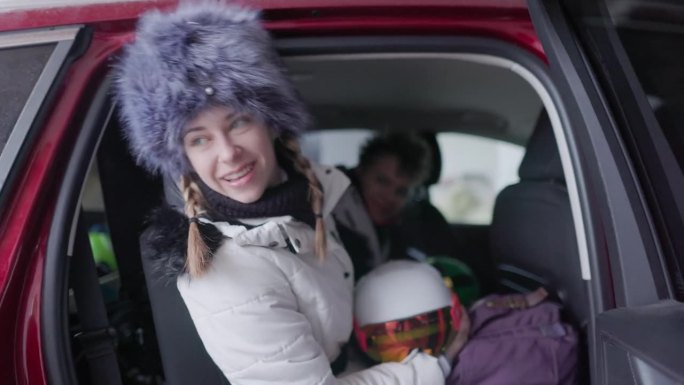 青少年坐在车里，准备开车去滑雪坡