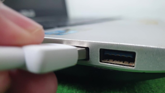 白色USB线，从笔记本电脑或笔记本电脑的USB接口插入