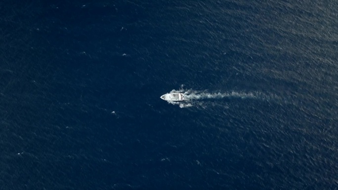 寻找鲸鱼的小船，独自在深水中航行，用无人机拍摄，留尼旺岛