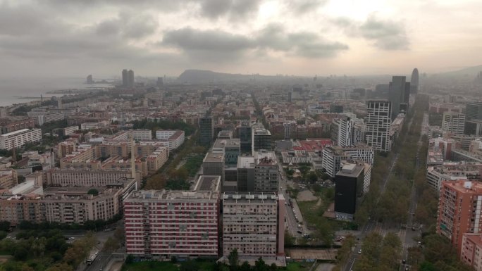 多云的日落巴塞罗那市著名的对角线交通街湾航拍全景4k西班牙