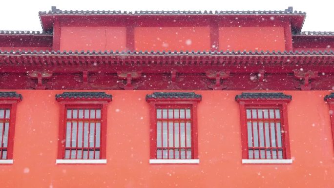 中国传统风格的窗户，冬天下雪