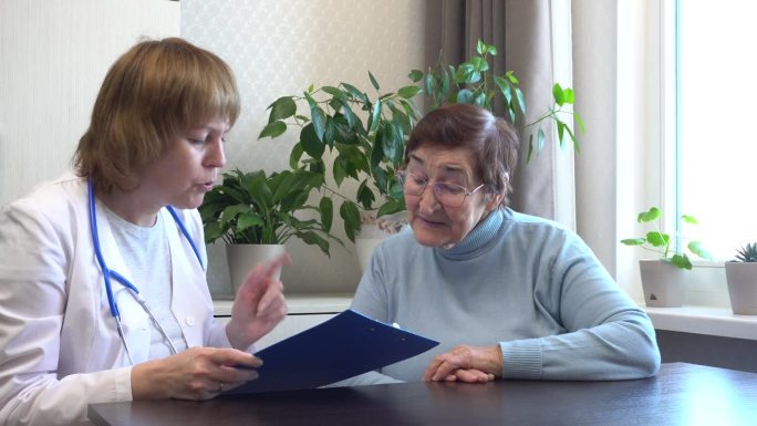 综合老年护理:与医生讨论医疗保险和医疗补助服务的家庭咨询