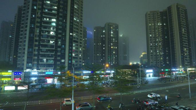 夜晚雾天街景