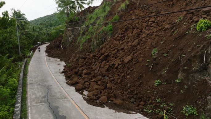 菲律宾卡米金公路上的山体滑坡和落石。