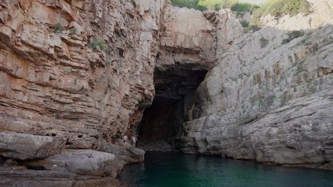 岩石中的大洞穴，里面有蓝色的水