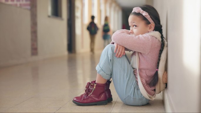 害怕，孤独和一个孩子在学校走廊欺凌，自闭症或对教育感到悲伤。心理健康，焦虑和一个学生或女孩坐在幼儿园