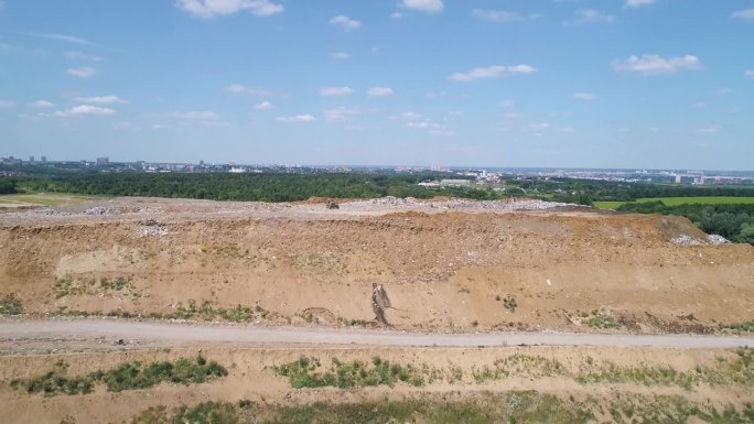 鸟瞰图大型垃圾填埋场、垃圾场。成群的鸟在垃圾堆上空盘旋。生态问题，自然污染。污染和过度消费的观念。