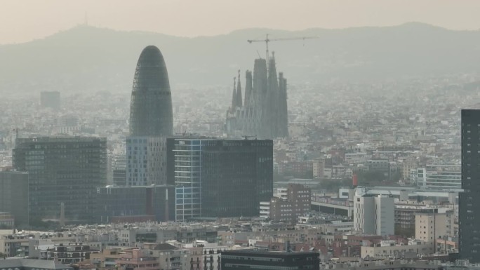 白天烟雾巴塞罗那市最著名的塔和大教堂航拍全景4k西班牙