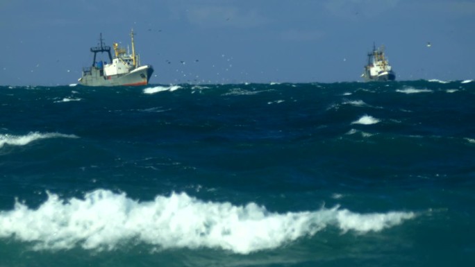 渔船在狂风暴雨的冬季海上航行