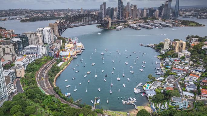 4K鸟瞰图:澳大利亚新南威尔士州悉尼薰衣草湾、悉尼海港大桥、环形码头、悉尼达令港办公室和豪华大厦群上