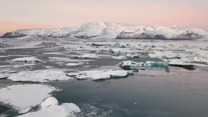 在冰岛东南部瓦特纳冰川国家公园的Jokulsarlon冰川泻湖上飞越冰山。无人机航拍