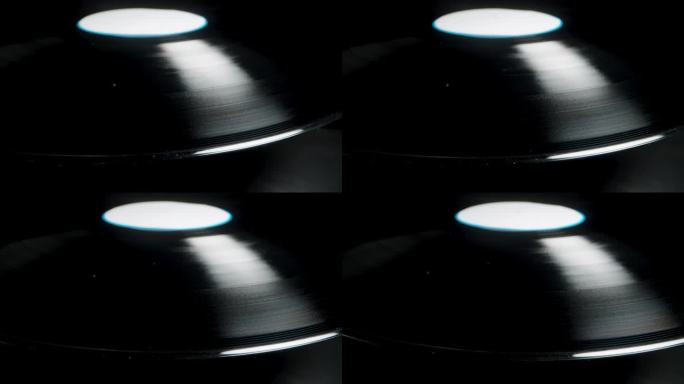 从侧面看，黑胶唱片在黑色背景上旋转。