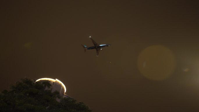 飞机 经过 楼顶 飞机 低飞 夜景1