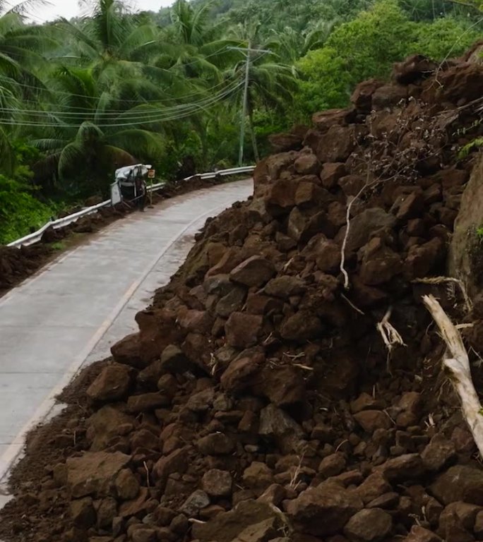 菲律宾卡米金公路上的山体滑坡和落石。