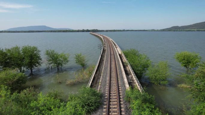 泰国华武里省，铁轨延伸到湖面上。