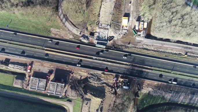 无人机拍摄的高速公路和建筑工地的鸟瞰图。