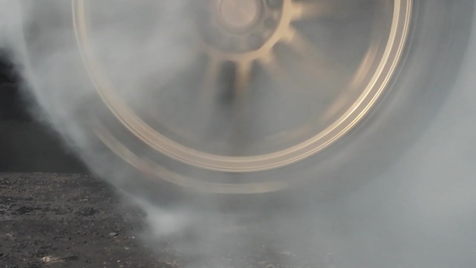 电动汽车加速赛车在起跑线燃烧轮胎。