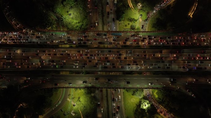夜间照明雅加达市中心高流量街道道路立交空中俯视全景4k印度尼西亚