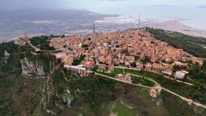 意大利西西里岛的埃里斯古城。山顶上橙色屋顶的老房子的航拍照片