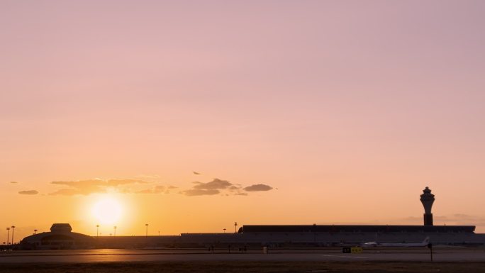 首都机场T2日落背景的飞机起飞和滑行