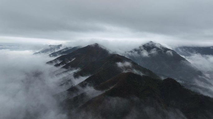 航拍桂林春天雨后高山间云雾缭绕