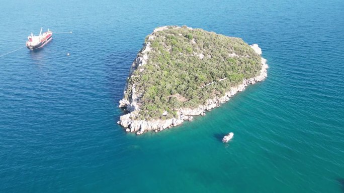 鸟瞰四川岛，字面意思是“老鼠岛”。土耳其的地中海岛屿，4K分辨率。