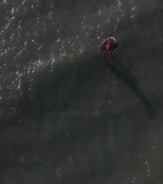 无人机垂直镜头的运动员翼翼冲浪(翼)在一个阳光明媚的日子