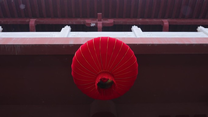 中国雪下的红灯笼响遏行云无与伦比植被水源