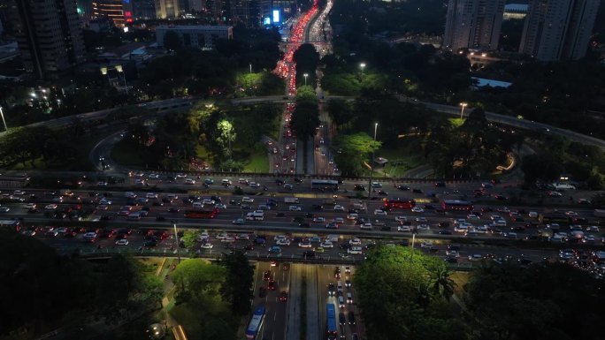 夜间照明雅加达市中心著名的交通街道道路交汇处航拍全景4k印度尼西亚