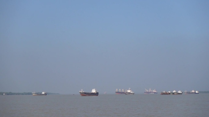 库尔纳地区蒙拉河港口的鲁萨河上的一些运输船和货船。