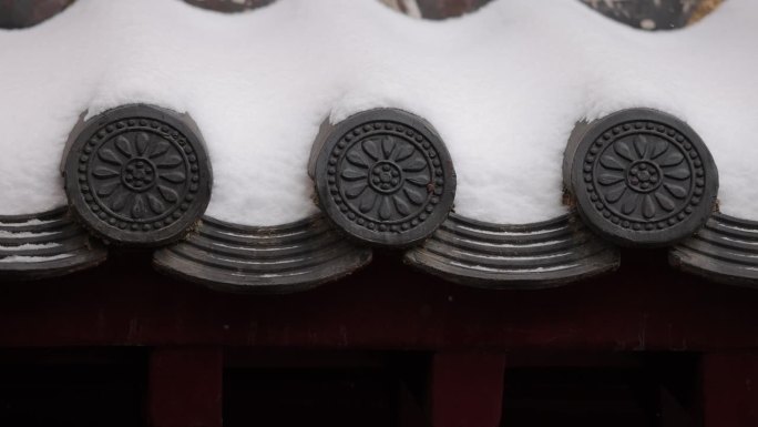 中国冬天，雪花落在屋顶的瓷砖上