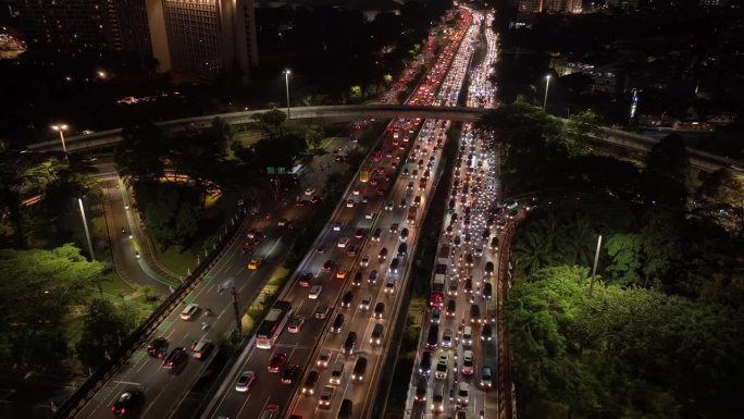 夜间照明雅加达市中心高流量街道道路交汇处空中俯视全景4k印度尼西亚