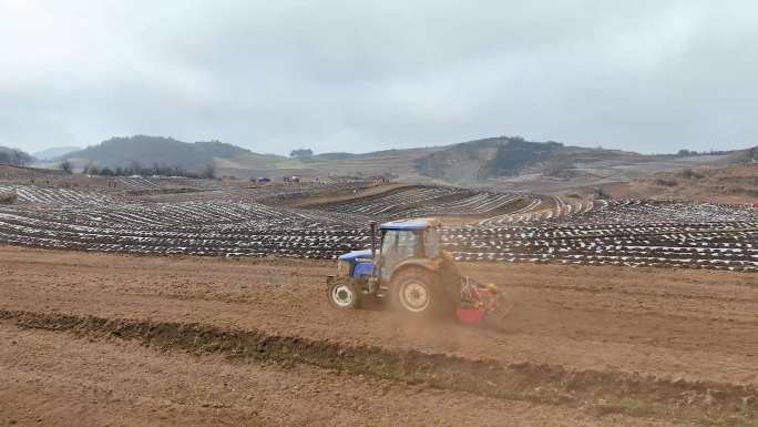 威宁自治县雪山镇的农田农用拖拉机耕作种植
