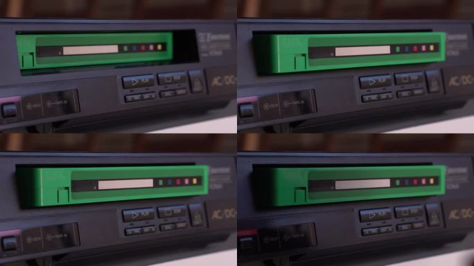 从1980年代的老式播放器中弹出的VHS录像带，特写