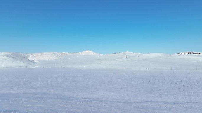 积雪覆盖的丘陵山地雪野