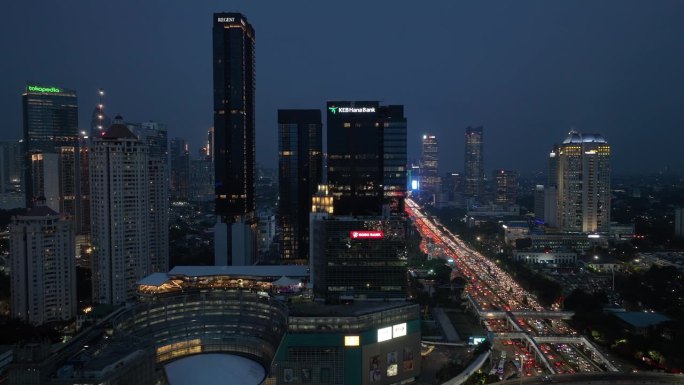 夜间照明雅加达市区交通街道道路航拍全景4k印尼