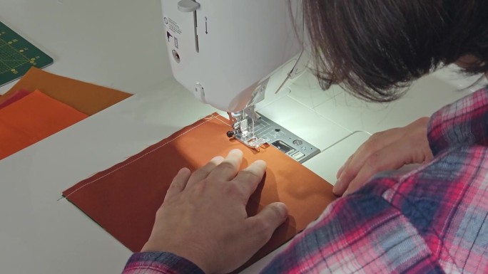 拼接被子的制作过程-在缝纫机上缝制-从后面。