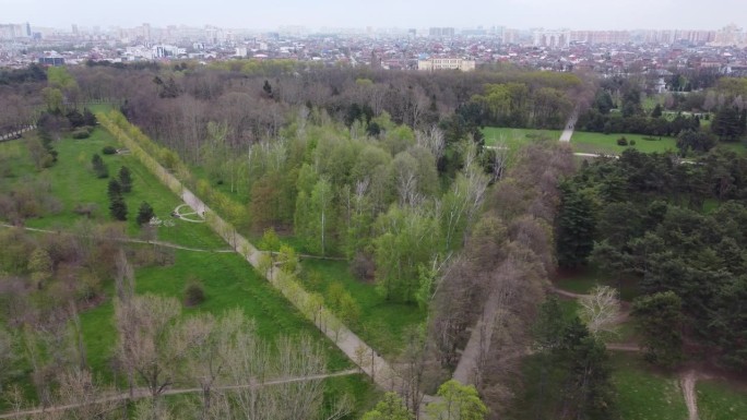 克拉斯诺达尔，俄罗斯- 2021年4月24日:从鸟瞰农业大学植物园公园。4 k.d