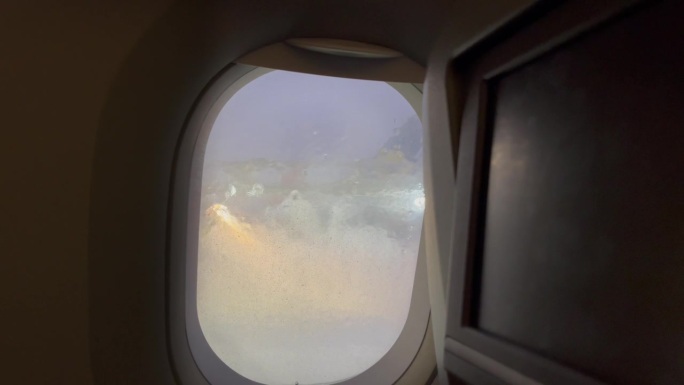 4K稳定画面显示，在外面寒冷的天气下，飞机的照明灯被关闭，为长途飞行做准备。航空，航空运输，旅行，旅