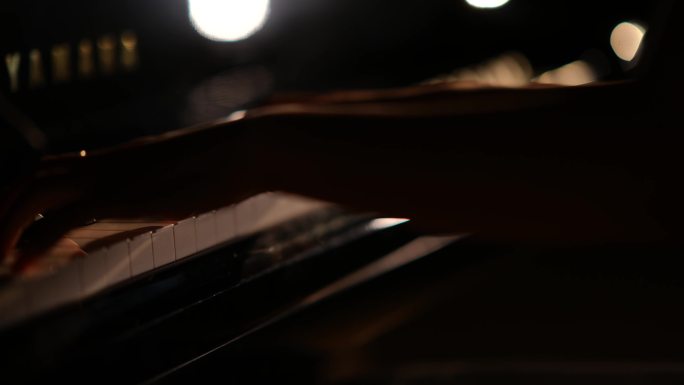 唯美弹钢琴情绪形象片