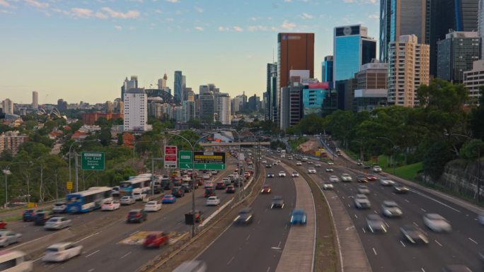 高速公路交通的悉尼城市景观的动态镜头在悉尼，新南威尔士州，澳大利亚晚上的交通和高速公路交通