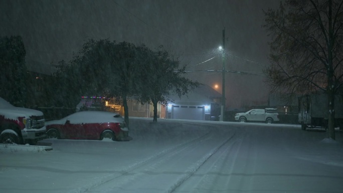 平安夜毯子:大雪给美国郊区、道路和汽车披上了白色